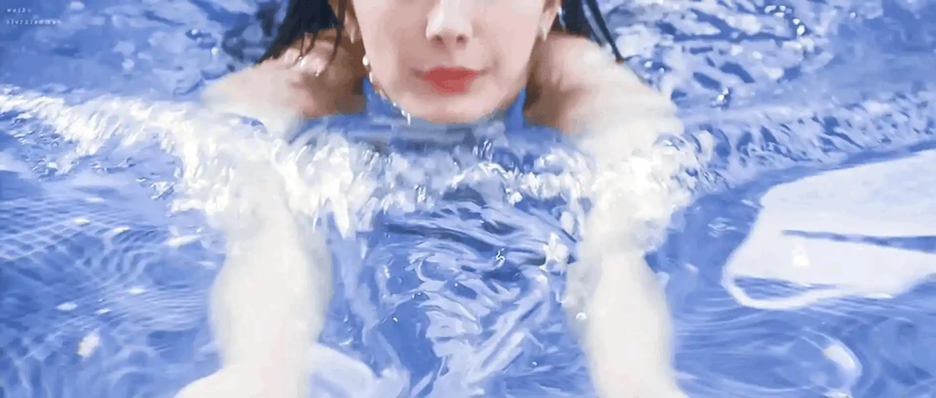 杨幂游泳名场面,当时在娱乐圈杀疯了,出水芙蓉形容的太贴切了.