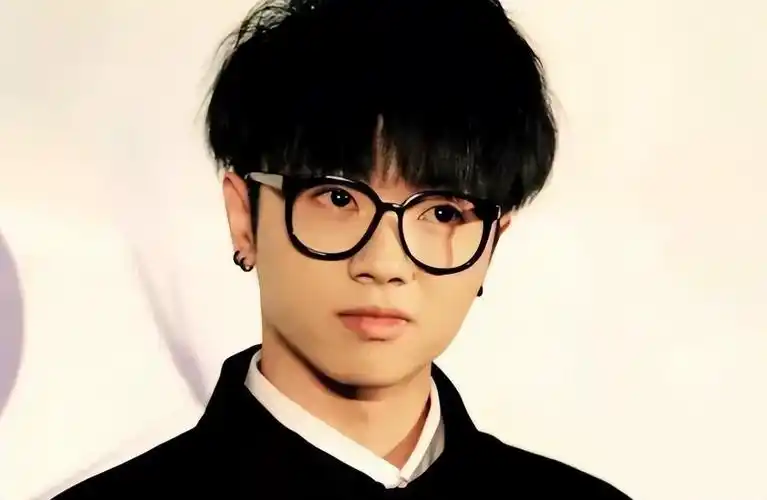 首登央视春晚,成为综艺宠儿如今距离华晨宇出道已经过去十年了,尽管