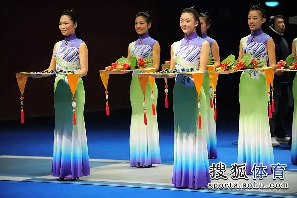 图文男子花剑团体颁奖仪式礼仪小姐整齐划一