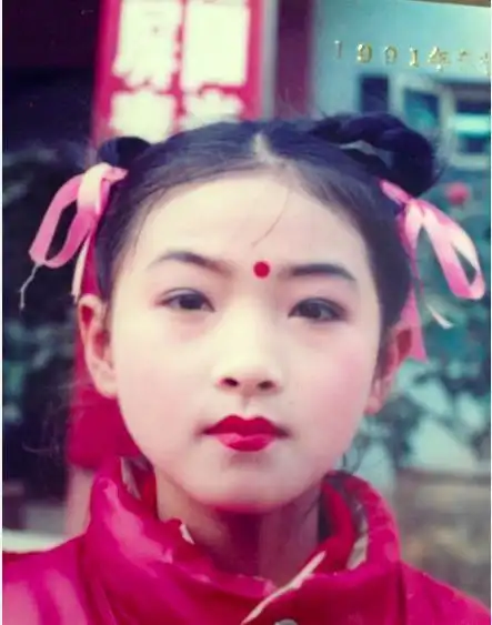 乘风破浪的姐姐中一些女星的童年照万茜每一个阶段都好甜