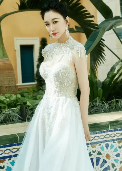 李小冉晒聚餐照,高露李沁王晓晨get同款动作,四人同框逆龄生长