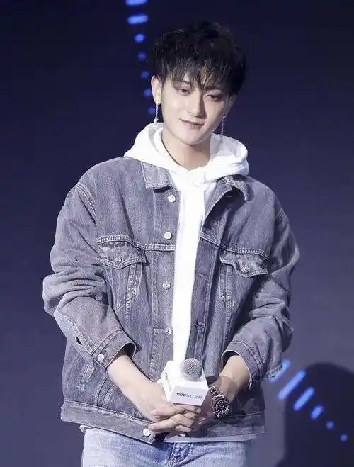 黄子韬疯狂迷恋iu,作为顶流艺人,他又一次亲身示范了什么叫理智_普通