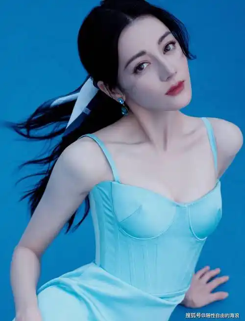 迪丽热巴最新动态:深圳参加线下品牌活动,今天赶赴长沙录制《你好