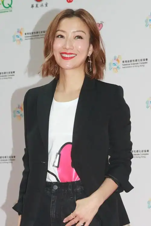 48岁郑秀文越穿越年轻西装拼接薄纱好时髦短发红唇又a又酷