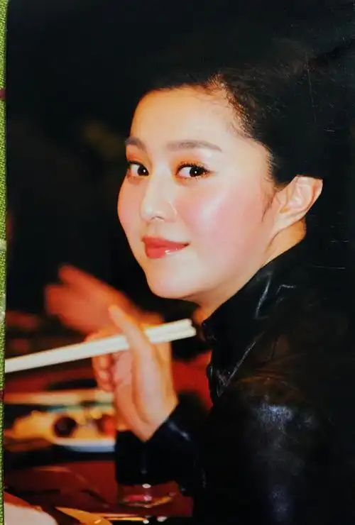 范冰冰15年前青涩旧照曝光肉脸嘟嘟认真吃饭