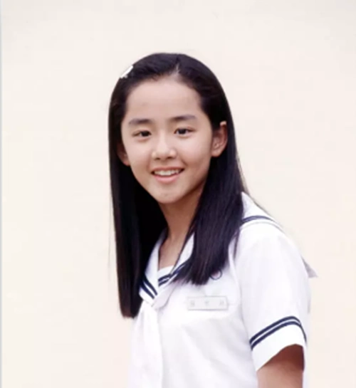 女主尹恩熙有一个富足而幸福的家庭,除了有一对疼爱她的父母,还有一个