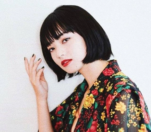 小松菜奈短发配碎花西装亮相,不但不俗气,反而美得十分高级