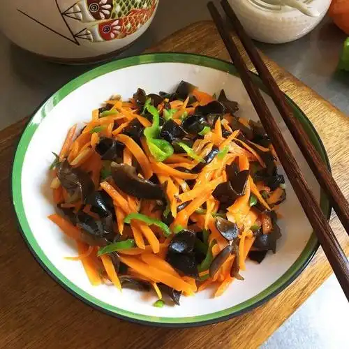 木耳炒胡萝卜营养低脂咸香下饭