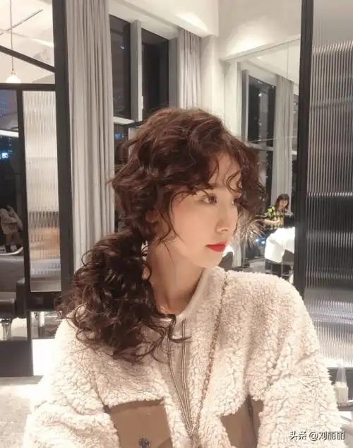 2021新年发型别乱剪,16款洋气烫发送给你,蓬松瘦脸又百变_全头