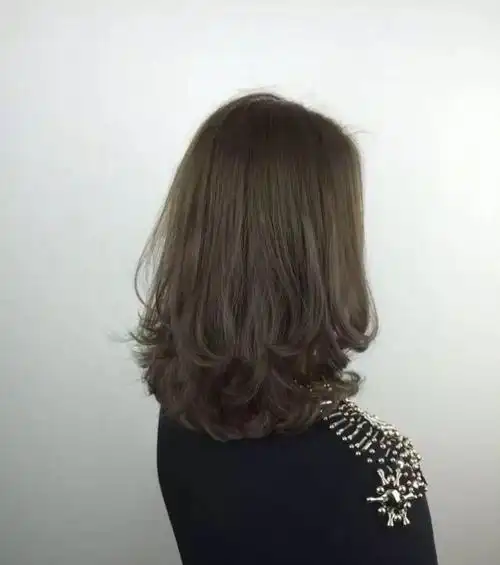 一款中发烫发造型,层次感十足的花型最能修饰脸型,还很减龄哦