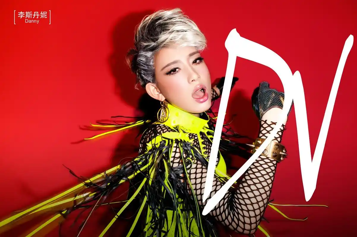 江映蓉李斯丹妮最新宣传照曝光未来感十足