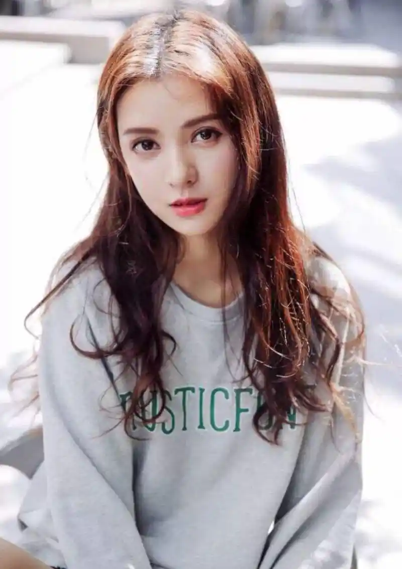 张予曦童年照曝光,五官可爱长得像洋娃娃,有没有整容显而易见