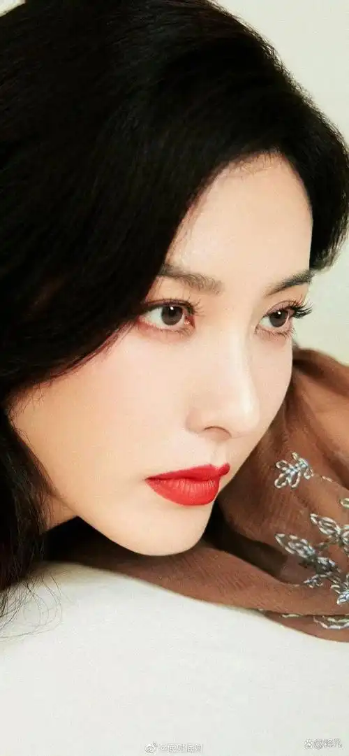 上海电影节闭幕时,著名女星曾黎的造型最为惊艳.