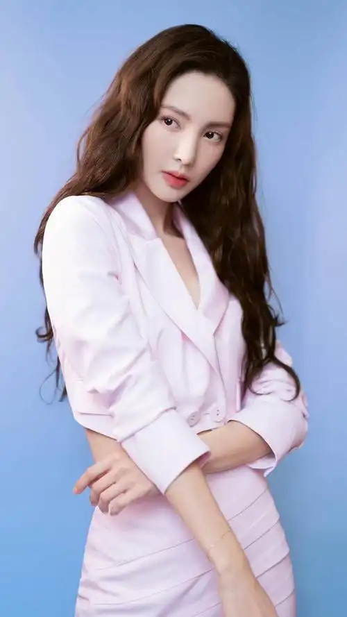 毕业于北京舞蹈学院民族舞专业,中国内地影视女演员,模特