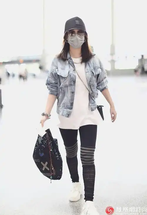 薛佳凝穿白t外搭牛仔夹克 手拎网兜包轻松休闲__凤凰网