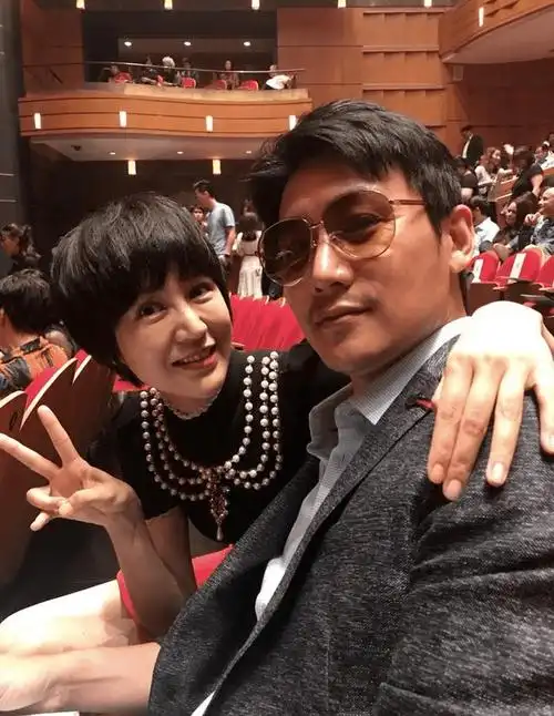 在街头拍到陆毅夫妻,一个打扮时髦脸沧桑如大妈,一个发福的大叔_鲍蕾