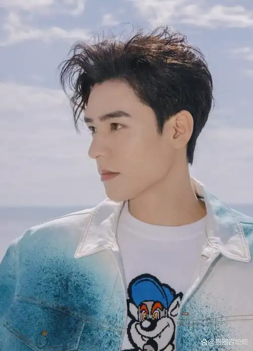 龚俊现身品牌时尚活动,以全新的造型闪亮登场,一下子就吸引了不少人的