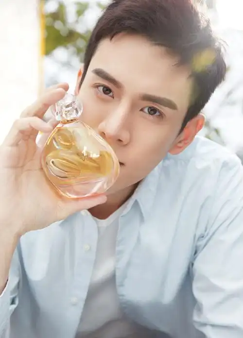 经超中文名:经超/英文名:jingchao职业:,演员,简介:经超,1986年4月15