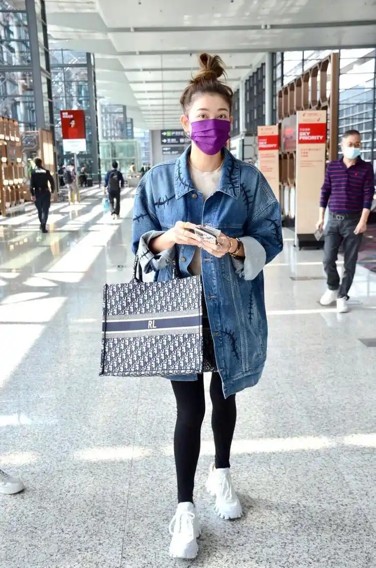 李彩桦彻底时髦了一回,长款牛仔外套配打底裤,高高丸子头太吸睛