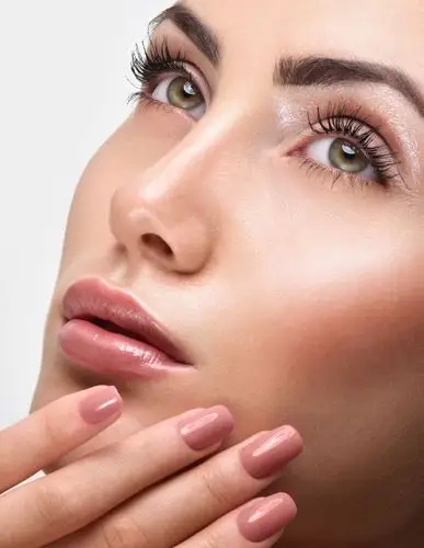 化妆的美女的脸和手特写