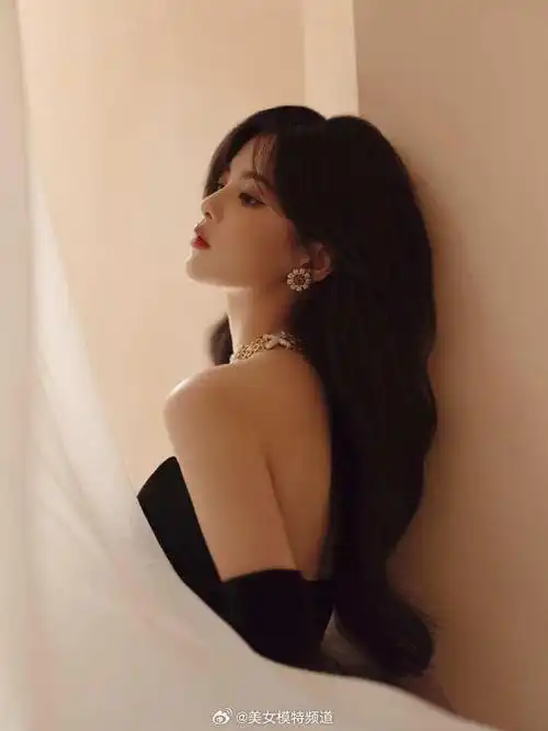 杨超越身着丝绒雾霭蓝礼服卷发飘逸复古优雅