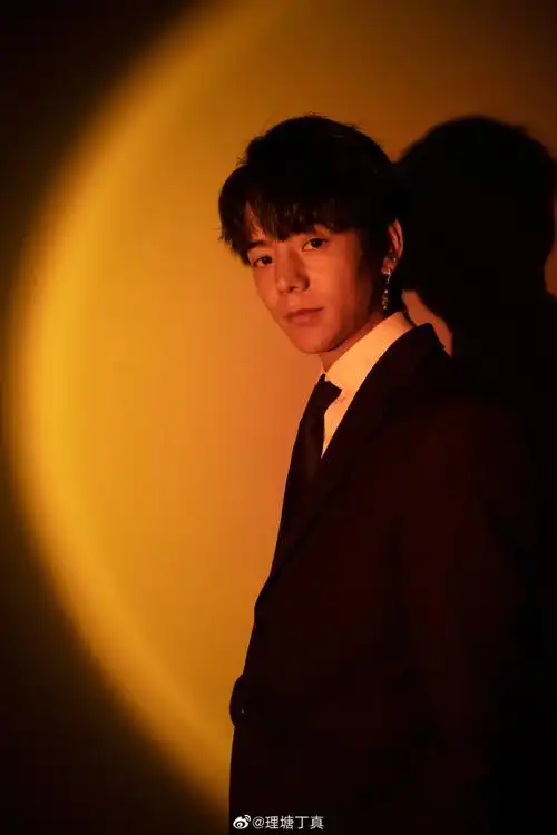 丁真祝大家早日脱单#丁真发了一组西装大片祝大家情人节快乐,祝大家