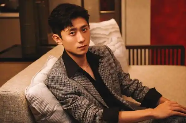 张一山难得认真穿西装搭衬衫好有范但还是丢不掉痞帅风