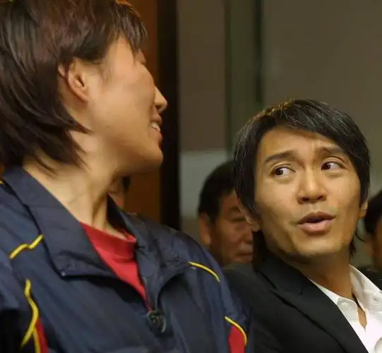 近日,周星驰在社交平台晒出与赵丽娜,李佳悦的合照,宣布将共同打造