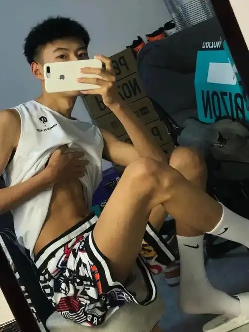 然而当小哥自然而然撩起衣服的时候,露出雕刻般的6块腹肌,你才会被他