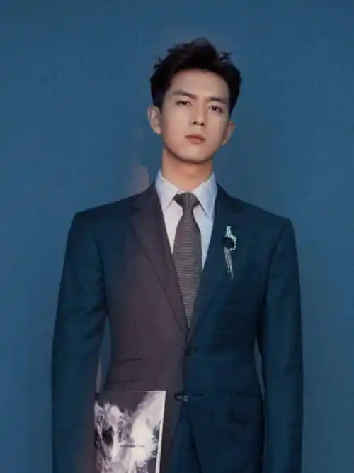 男星的西装照,哪个荷尔蒙爆棚?_男人_宋亚轩_姐姐