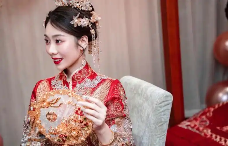 新娘跟妆      化妆是一门技术化妆师是一份职业将技术变为艺术忠业