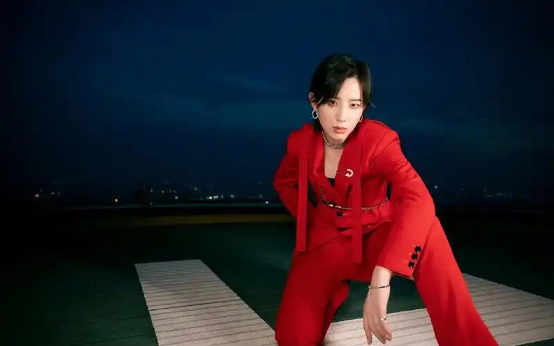 李斯丹妮红色西服魅力性感写真