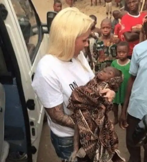 6年前非洲濒临渴死"讨水男孩",被游客收养后,如今成了小胖墩