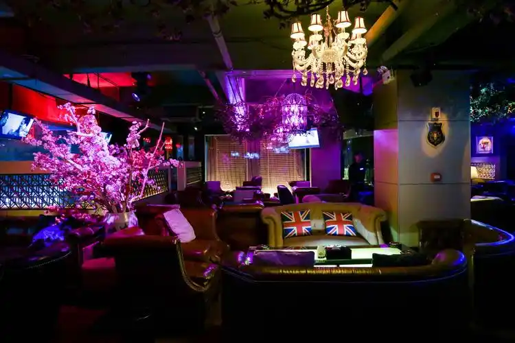 实拍郑州a 酒吧,期待与"维密秀"的约会