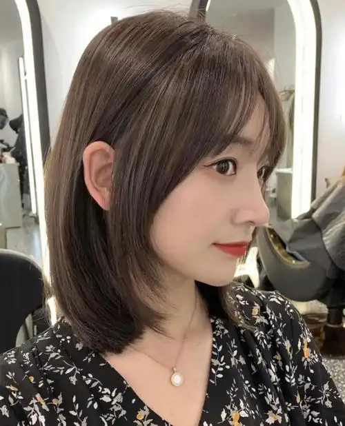 一款随性十足的偏分锁骨发后,再加以微烫定型,那就超显时尚有韵味了