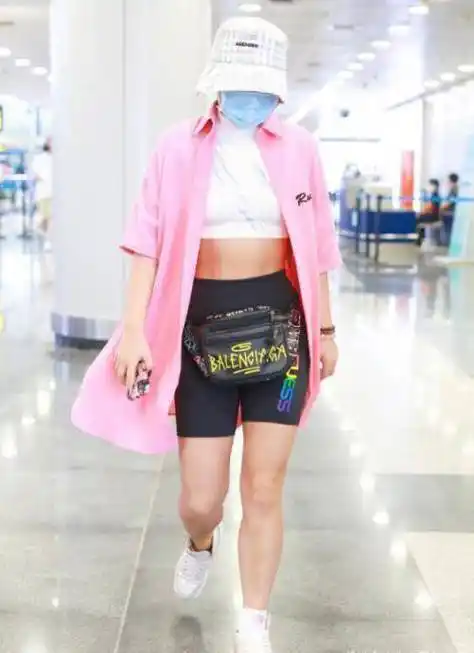 虽然王菊不是属于特别苗条的身形,不过她的肌肉线条比较匀称.