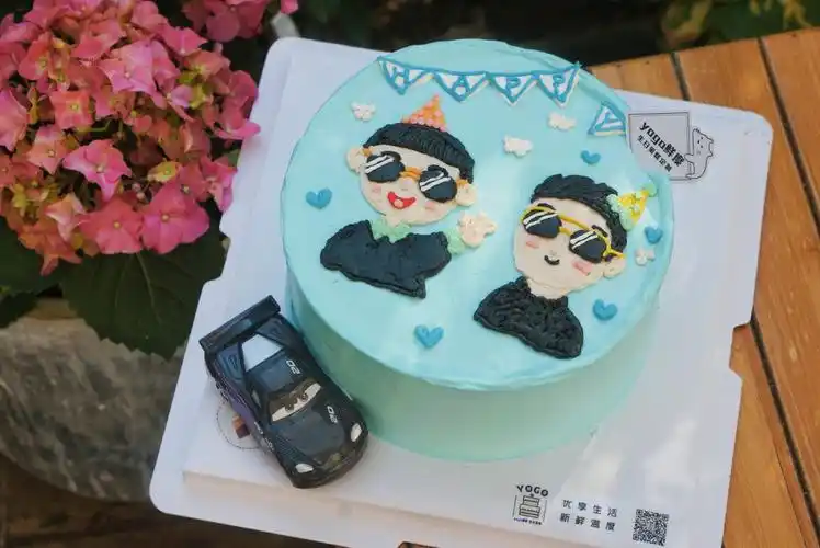 奶油霜手绘爸爸和儿子的生日蛋糕