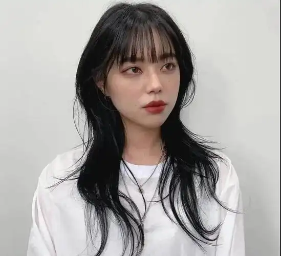 脸型,减龄的同时又不失小性感,黑发显白时尚感很强,整体发型自然随意