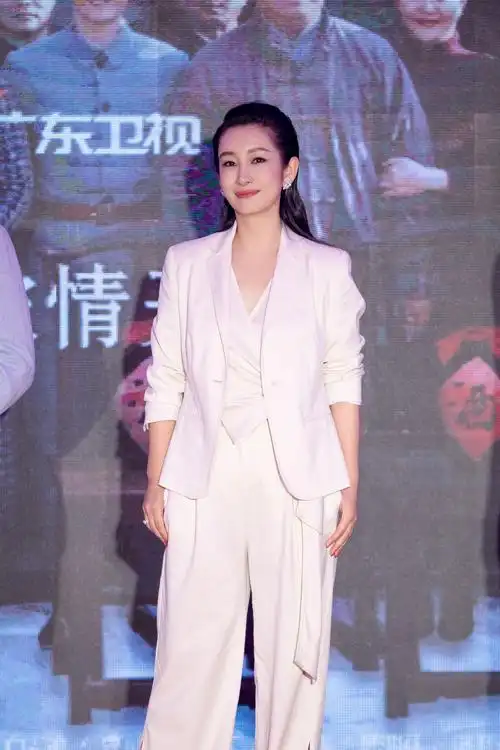 秦海璐亮相《老酒馆》北京发布会 西服套装帅气抢镜