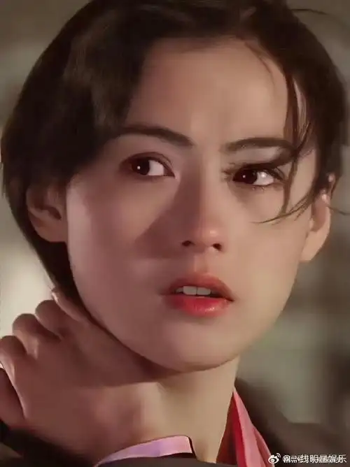 看到张柏芝20年前谈王菲的采访就知道谢霆锋喜欢的类型一直没变