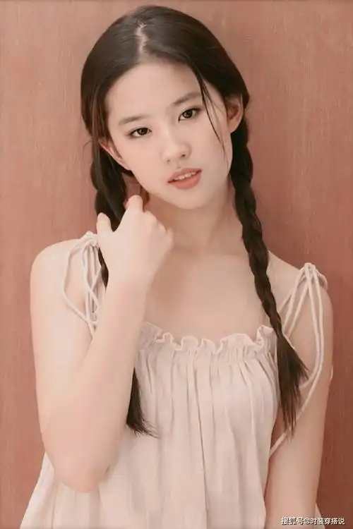 18岁的刘亦菲有多美美得不食人间烟火俏皮可爱真绝了