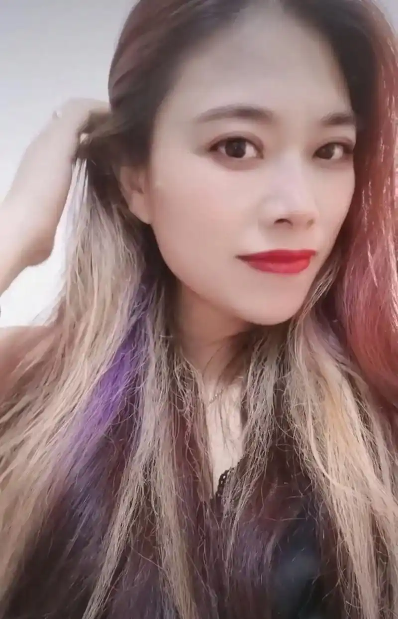 马上过年了,又想去把头发弄弄,继续漂染紫色可好?家人们!#祝 - 抖音