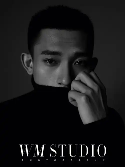 男士黑白光影感简约肖像