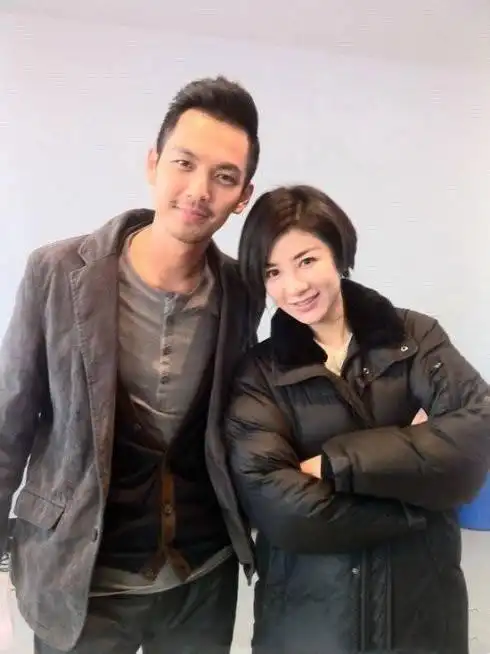 黄奕晒出与钟汉良合照,如今的颜值比8年前还高,令网友羡慕