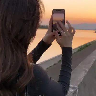 女生夕阳下唯美背影头像图片大全 长发,比心,拿手机拍夕阳_女生头像