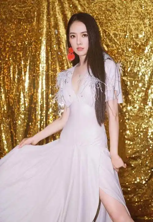 现身活动中的郭碧婷身穿白色深v礼服裙,肩部的设计是毛毛的点缀,腰间