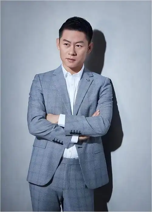 李健艺考路漫漫,初心不改终成功,娶初恋育一女,贵人相助演员梦