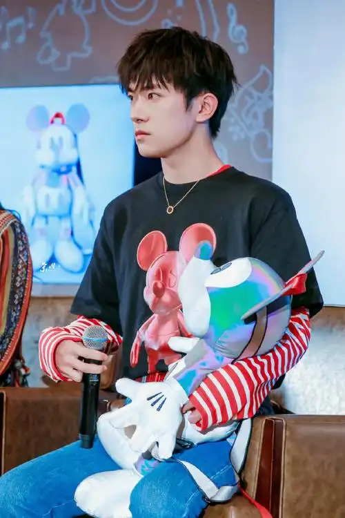 易烊千玺超话  2021 /0520 /210520  迪士尼活动  小千美好得像在