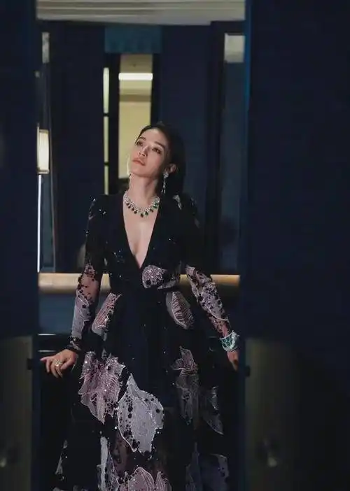 原创马思纯骨架大穿衣有型一袭深v长裙配珠宝项链气质干练又时尚