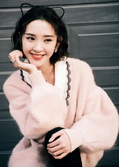 唐艺昕猫耳朵发型#唐艺昕的梨涡可太甜了吧,猫耳编发更是可爱×10